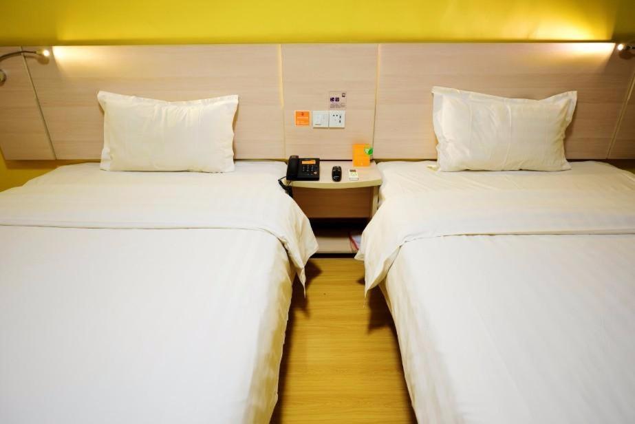Business Twin Room - Photo 3