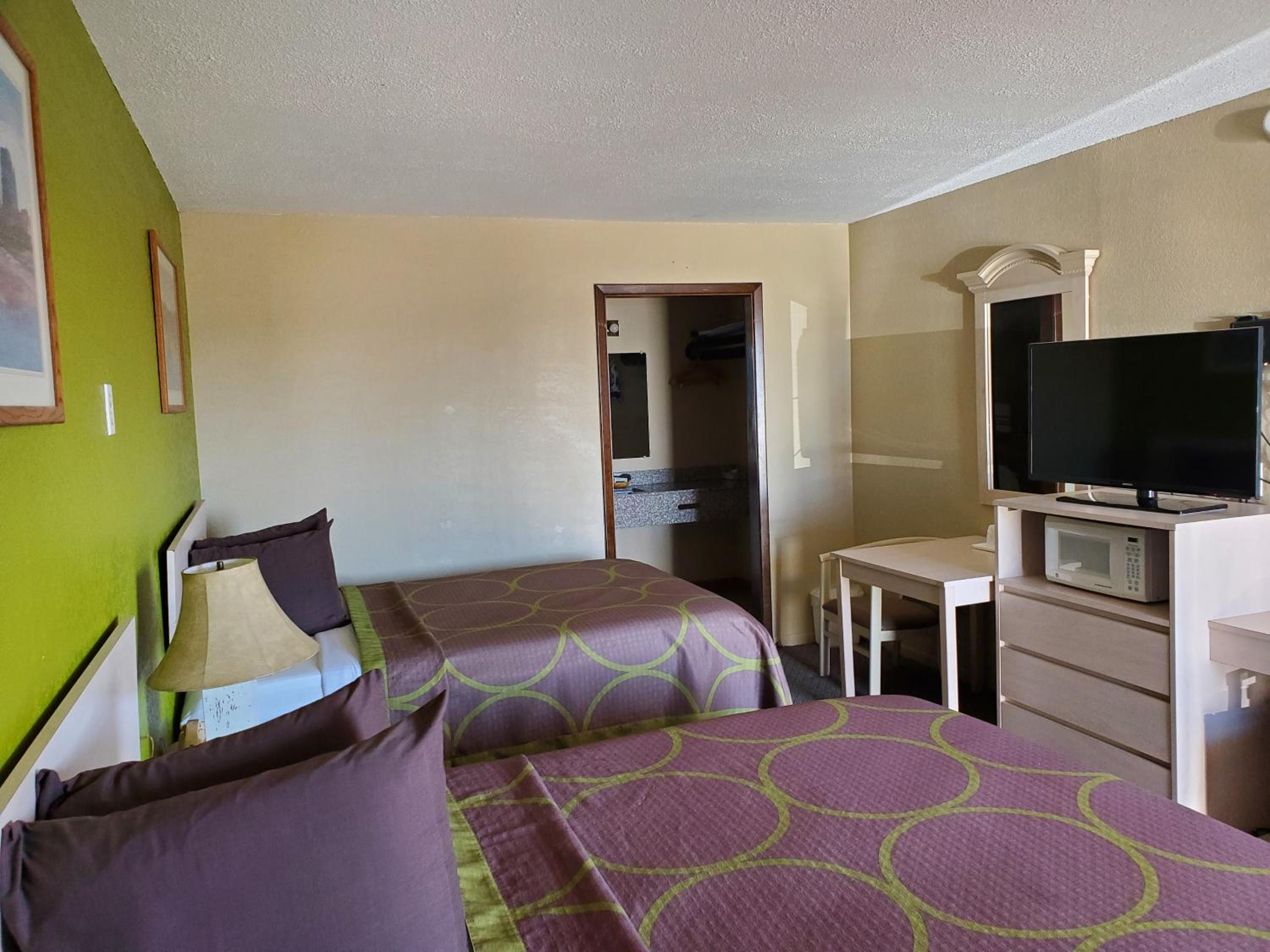 Queen Room with Two Queen Beds - Photo 1