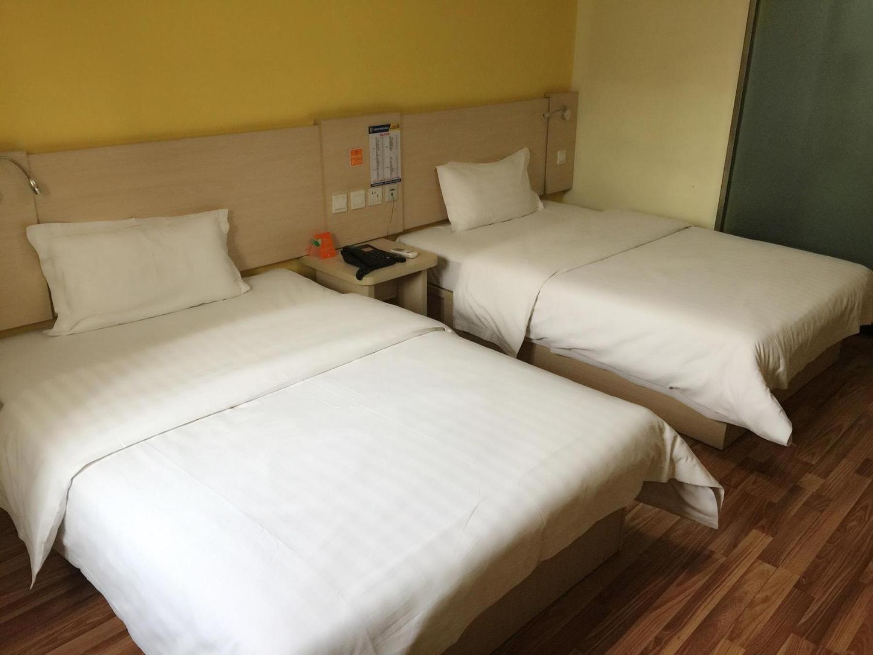 Business Twin Room photo 2