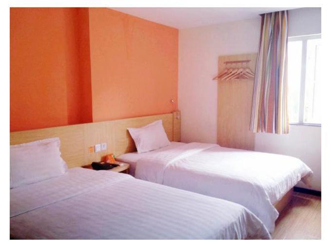 Business Twin Room photo 2