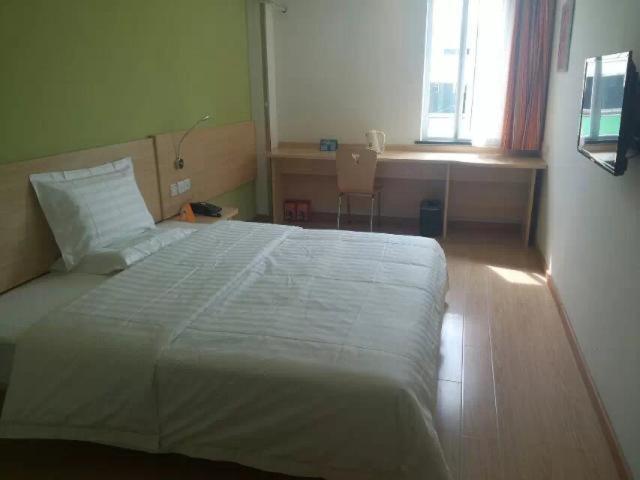 Superior Queen Bed Room