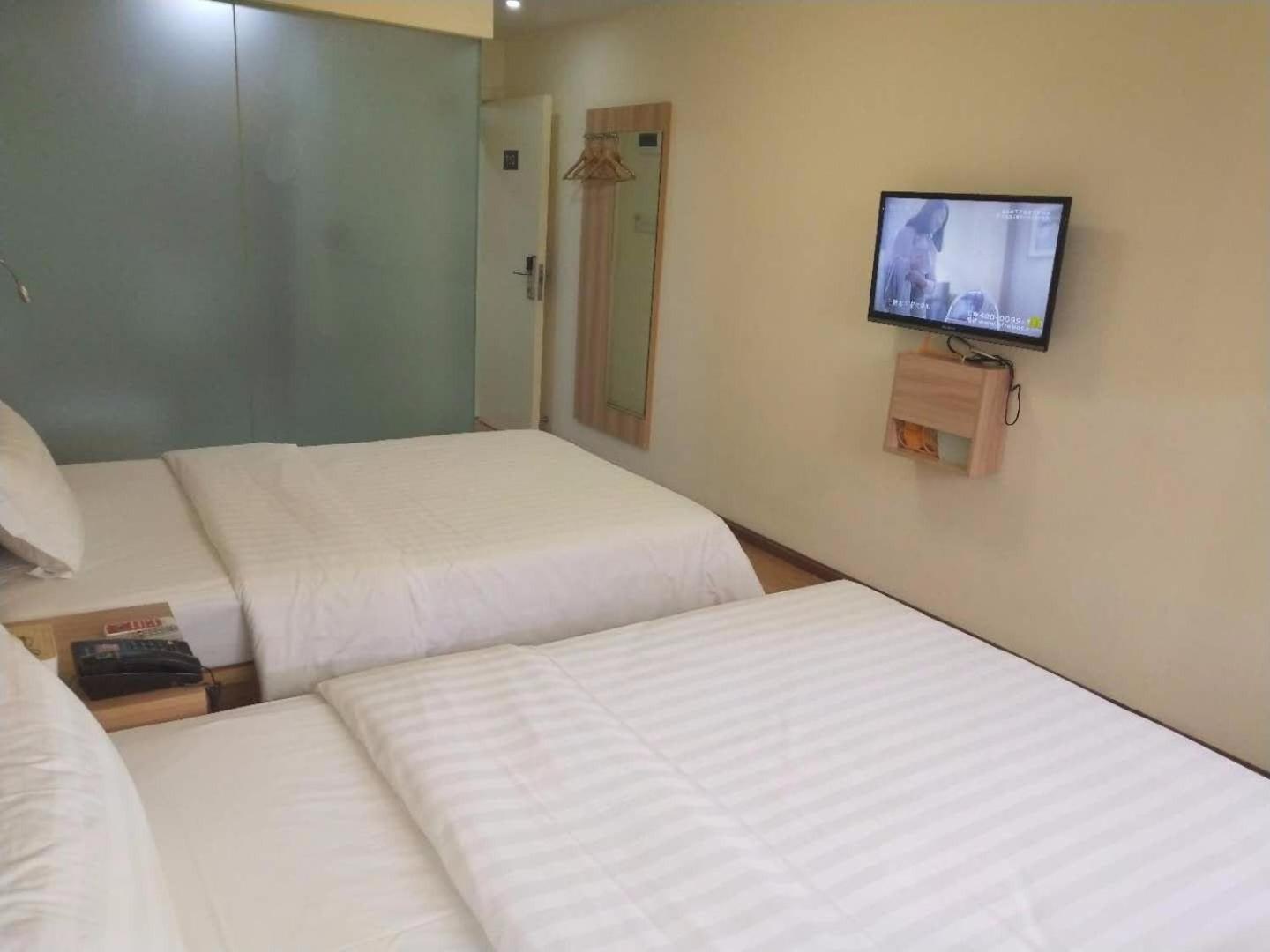 Business Twin Room - Photo 1