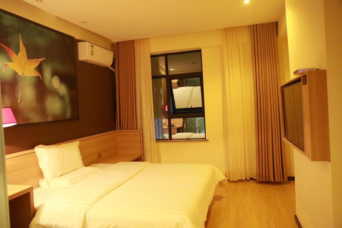 Business Queen Bed Room photo 3