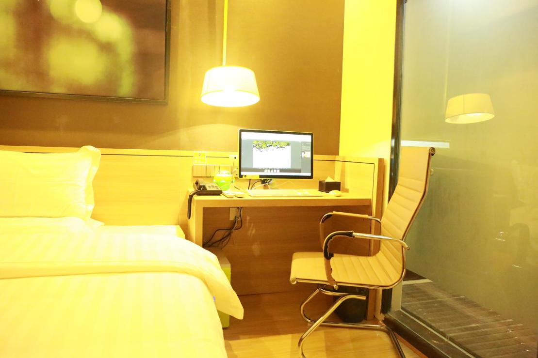 Business Queen Bed Room photo 2