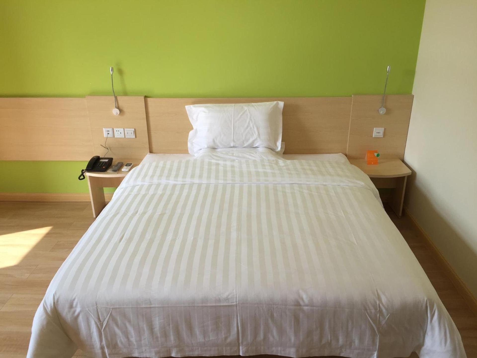 Comfortable Queen Room