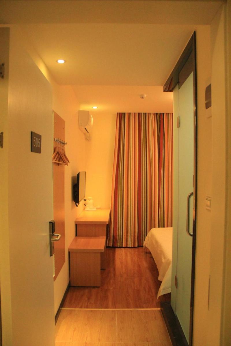 Comfortable Queen Room