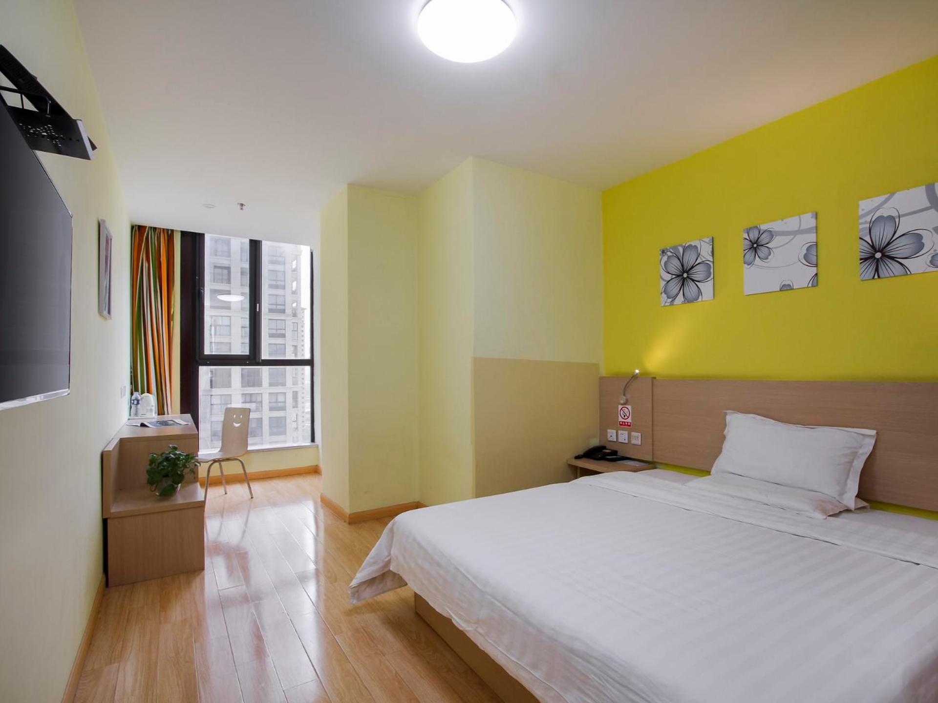 Comfortable Queen Room photo 2