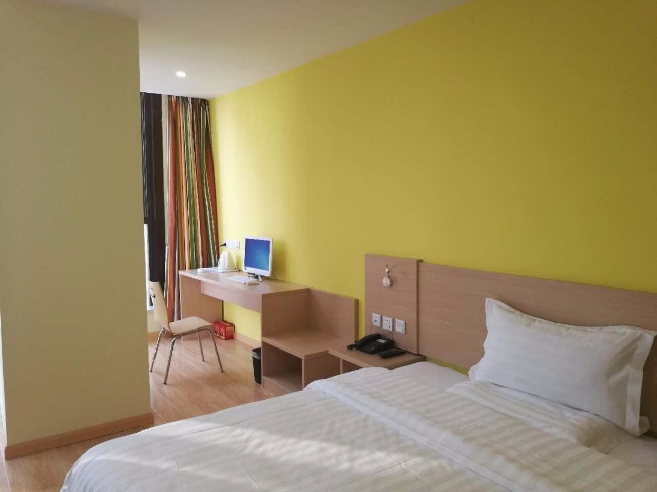 Business Queen Bed Room photo 1