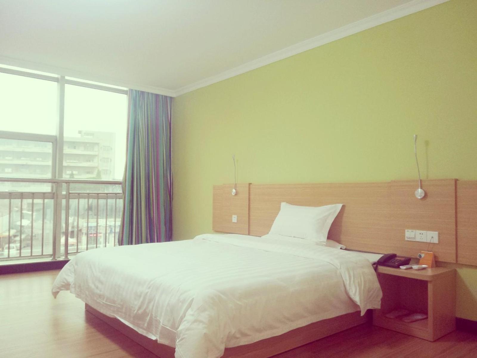 Comfortable Queen Room photo 2