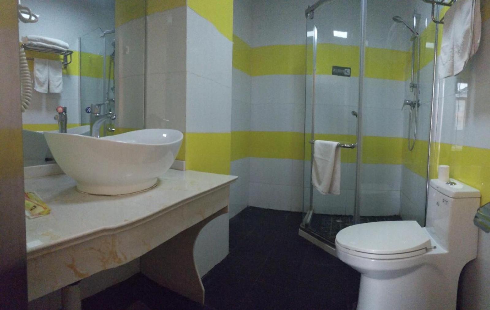 Comfortable Queen Room photo 2