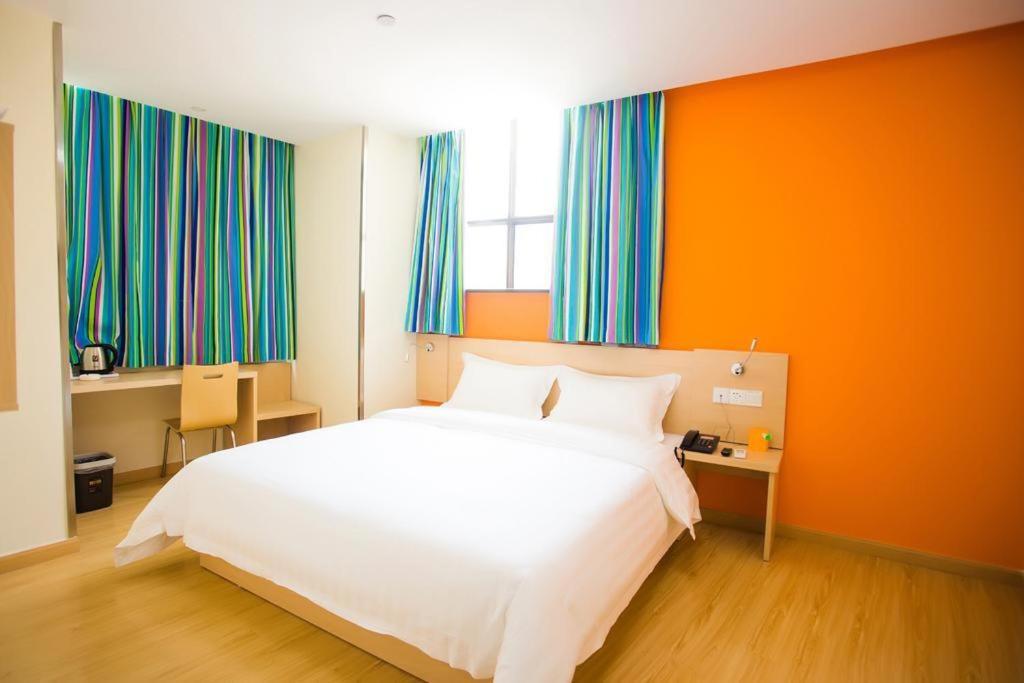Comfortable Queen Room