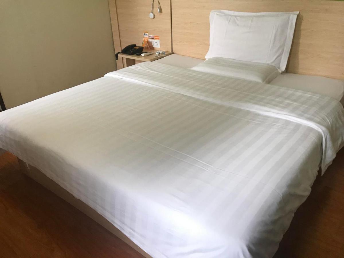 Comfortable Queen Room