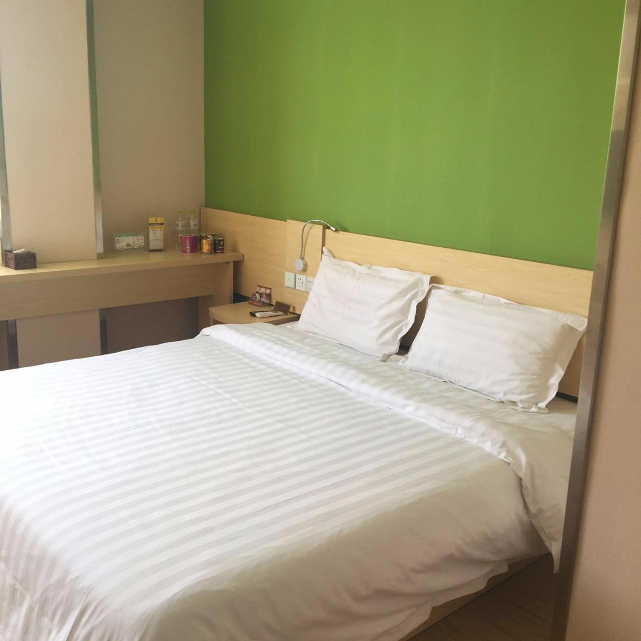 Comfortable Queen Room photo 1