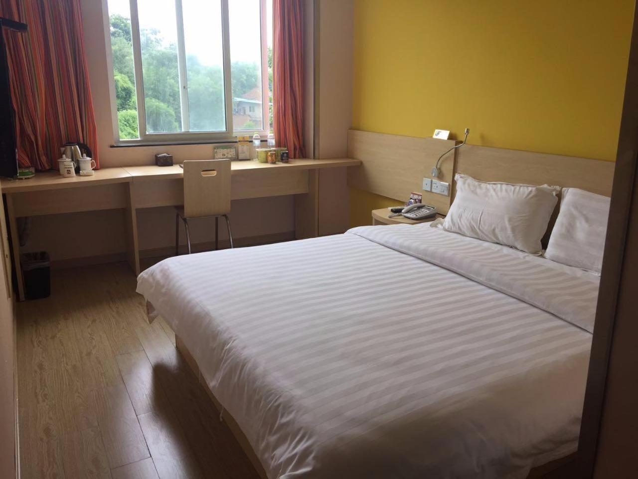 Business Queen Bed Room photo 1