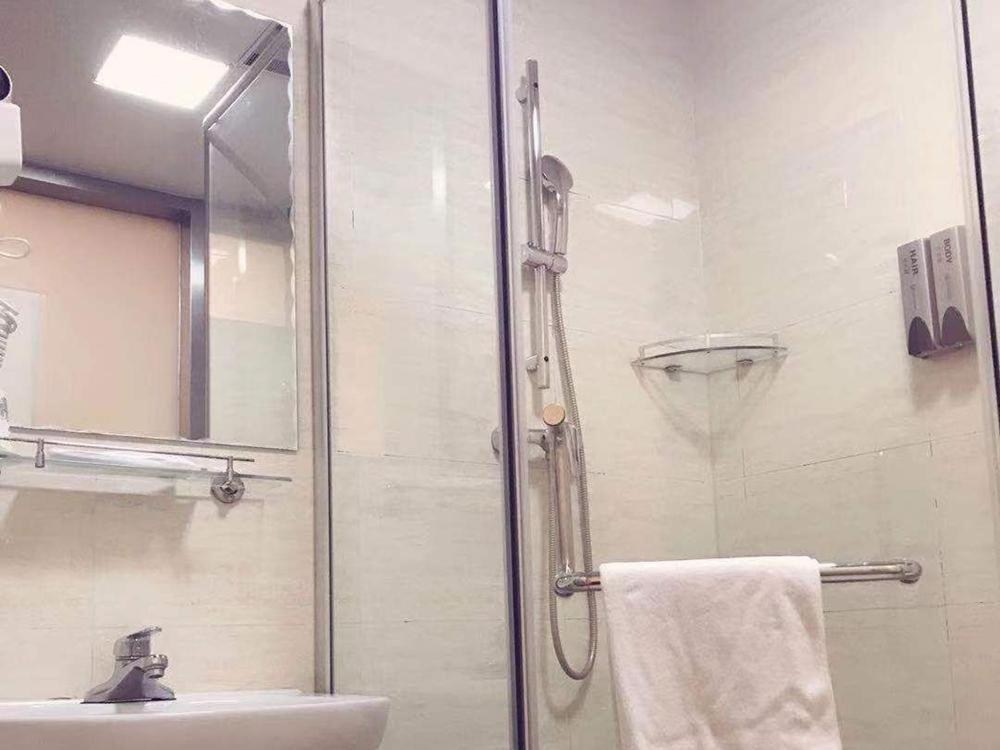Comfortable Queen Room - Photo 3