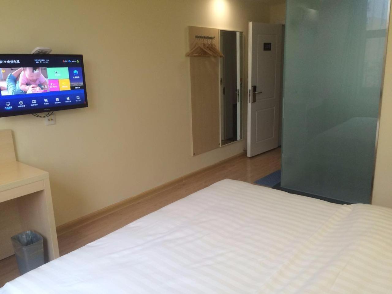Comfortable Queen Room