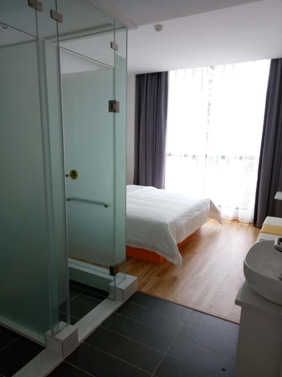 Comfortable Queen Room