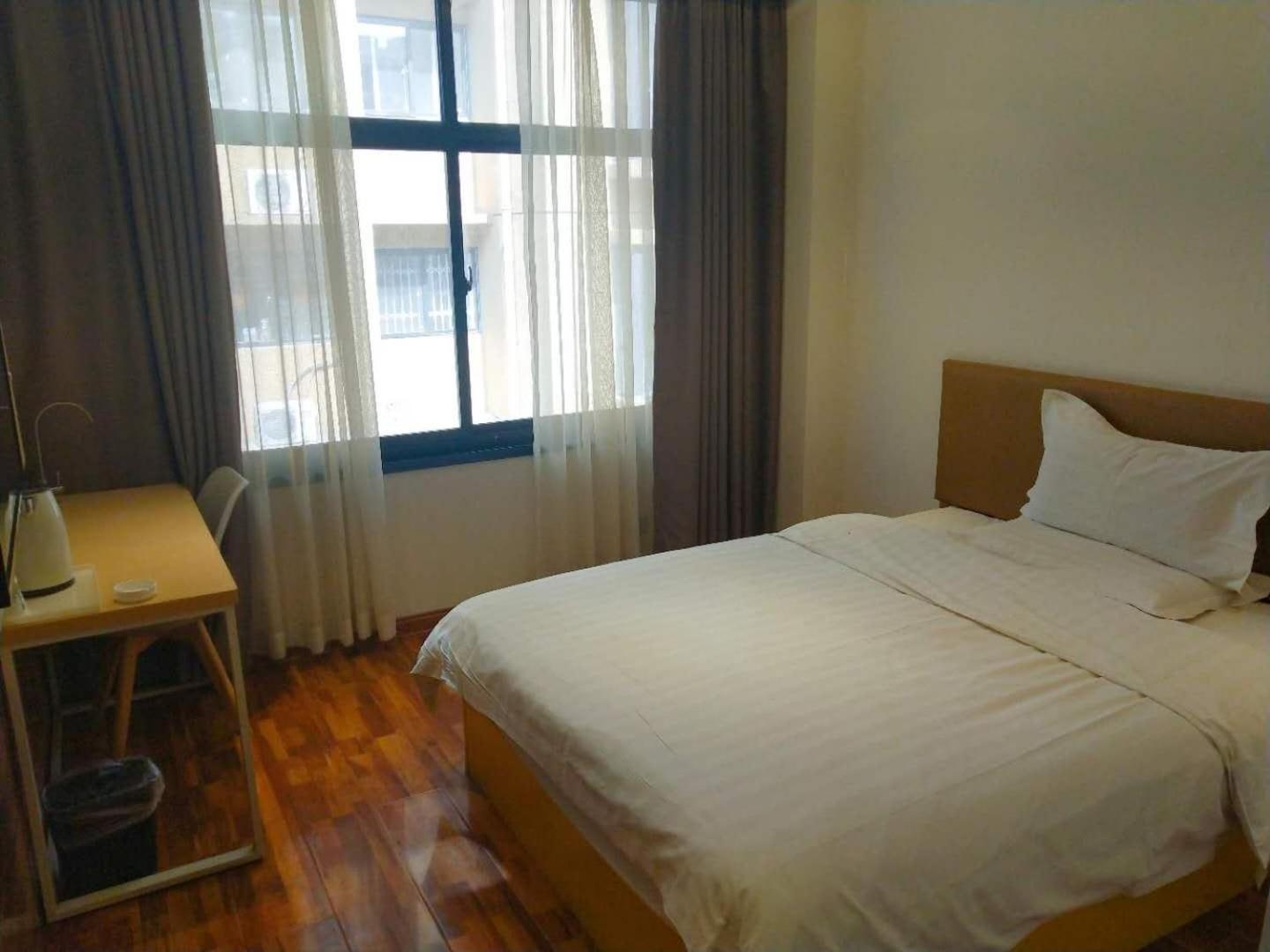 Comfortable Queen Room photo 1