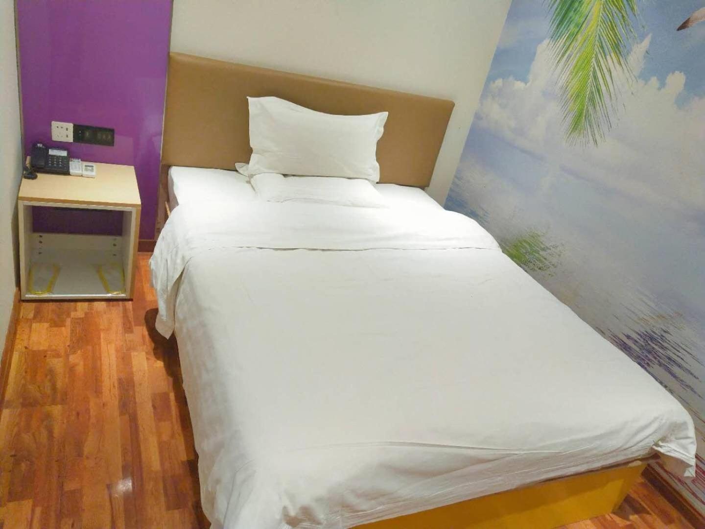 Comfortable Queen Room photo 2
