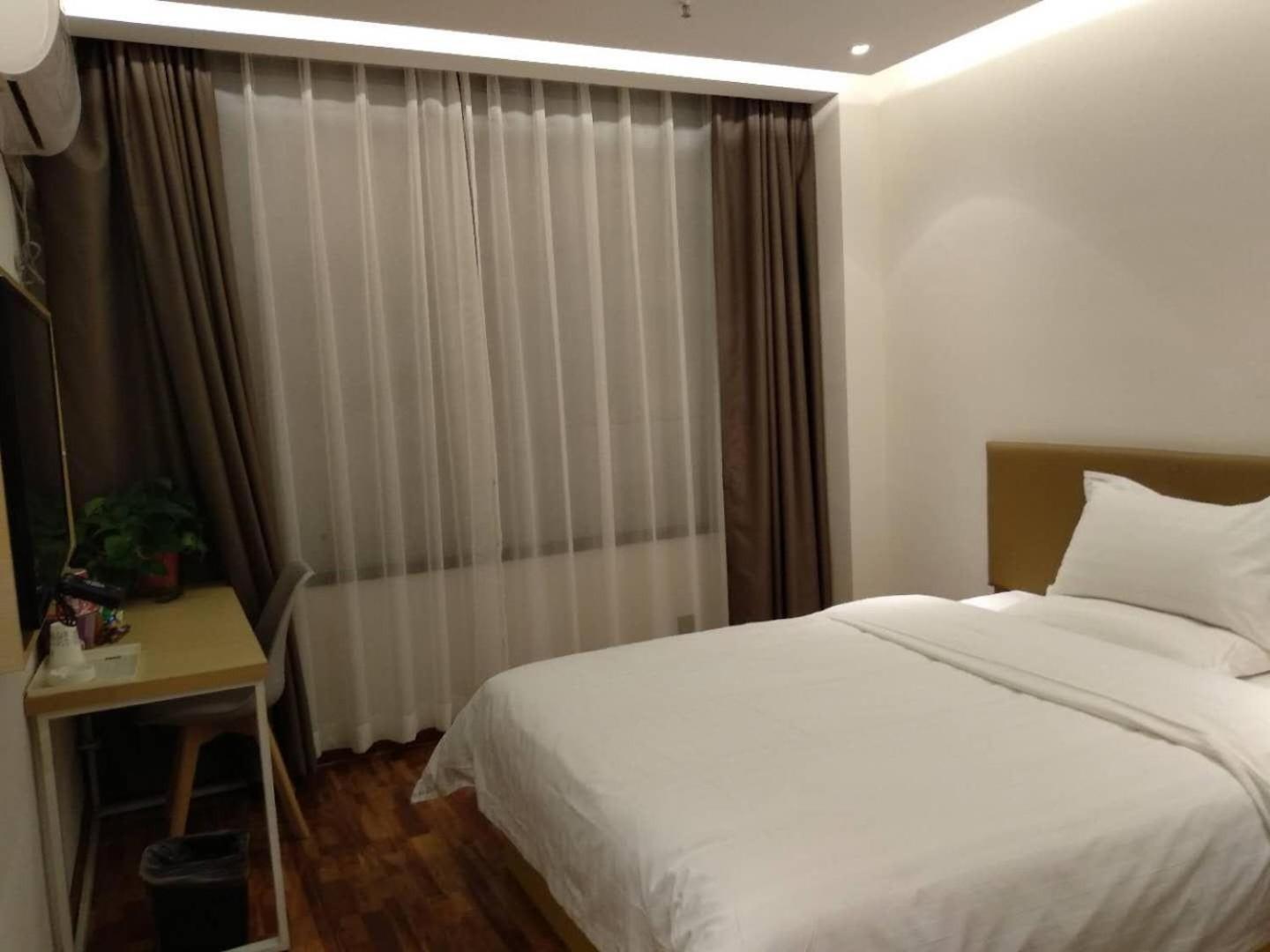 Business Queen Bed Room photo 2