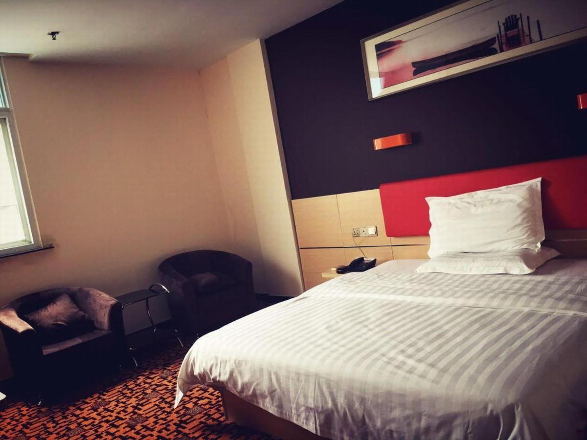 Comfortable Queen Room - Photo 1