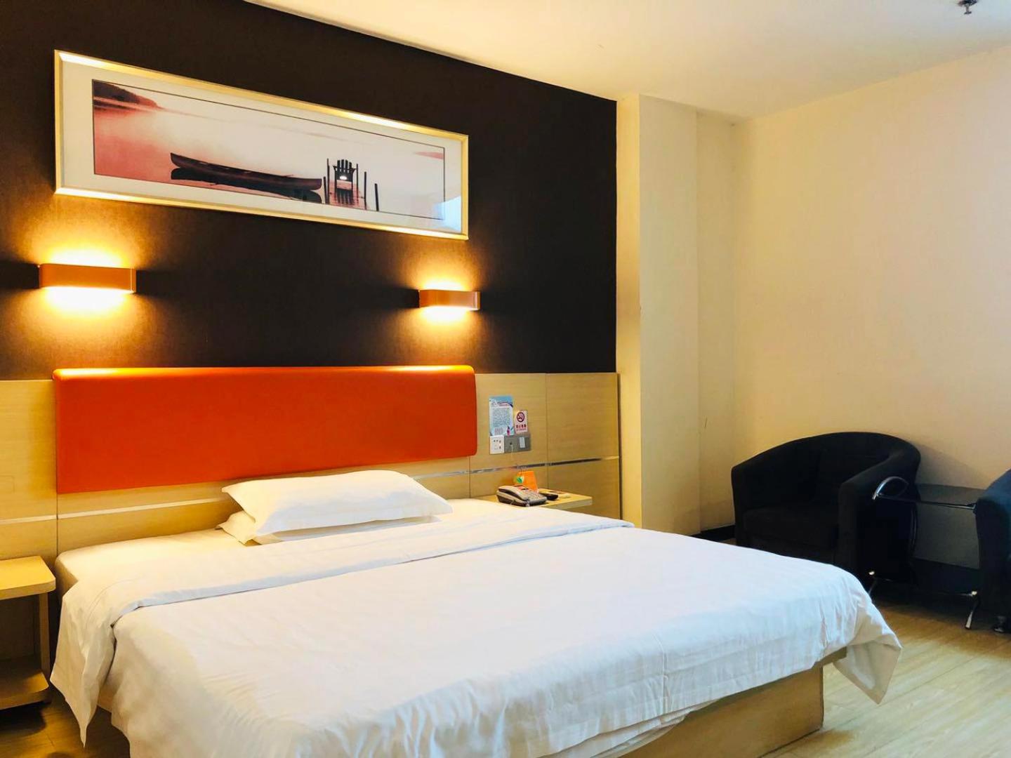 Comfortable Queen Room - Photo 2