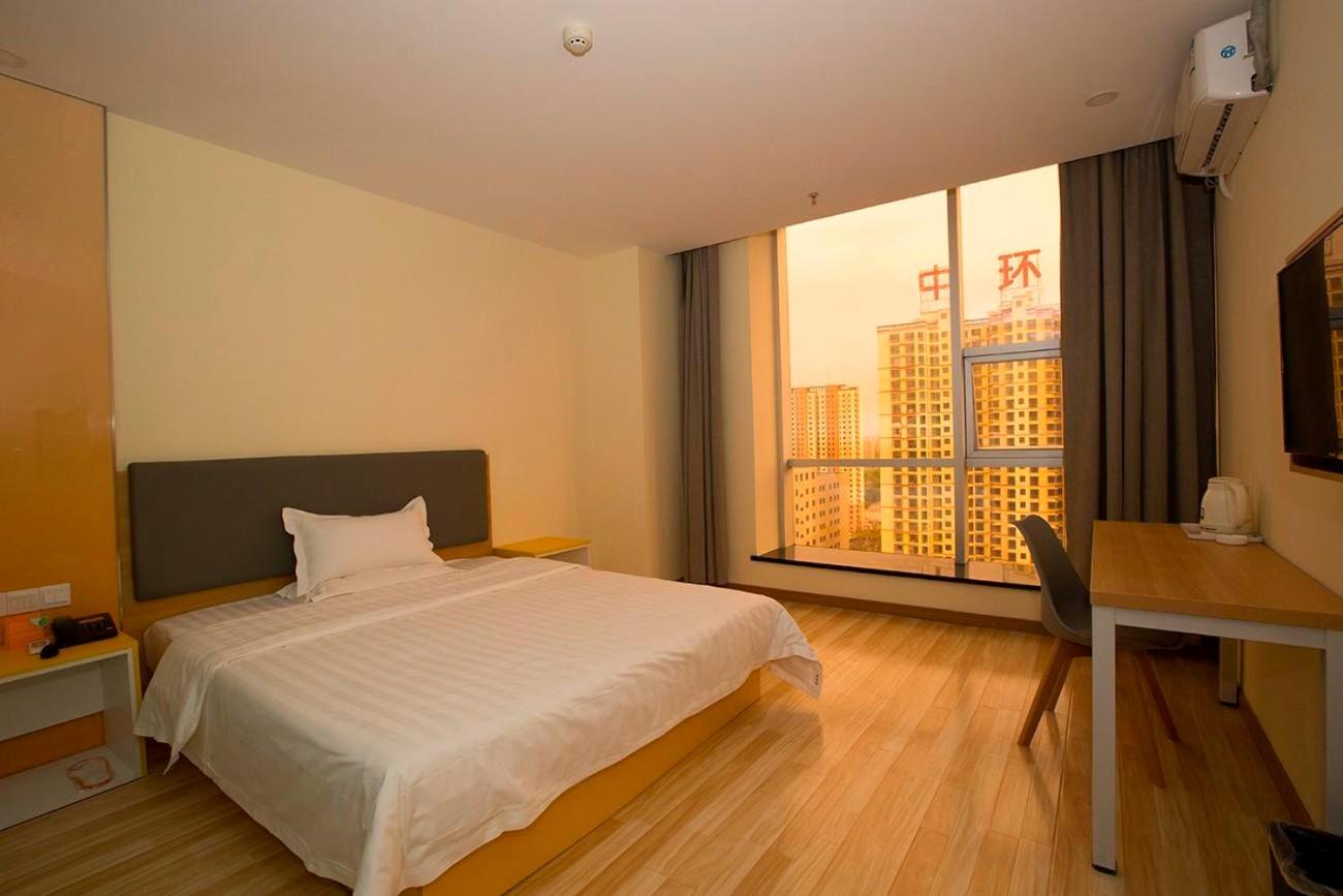 Comfortable Queen Room