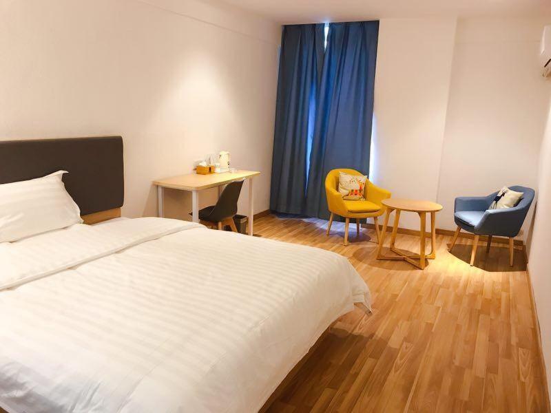 Comfortable Queen Room