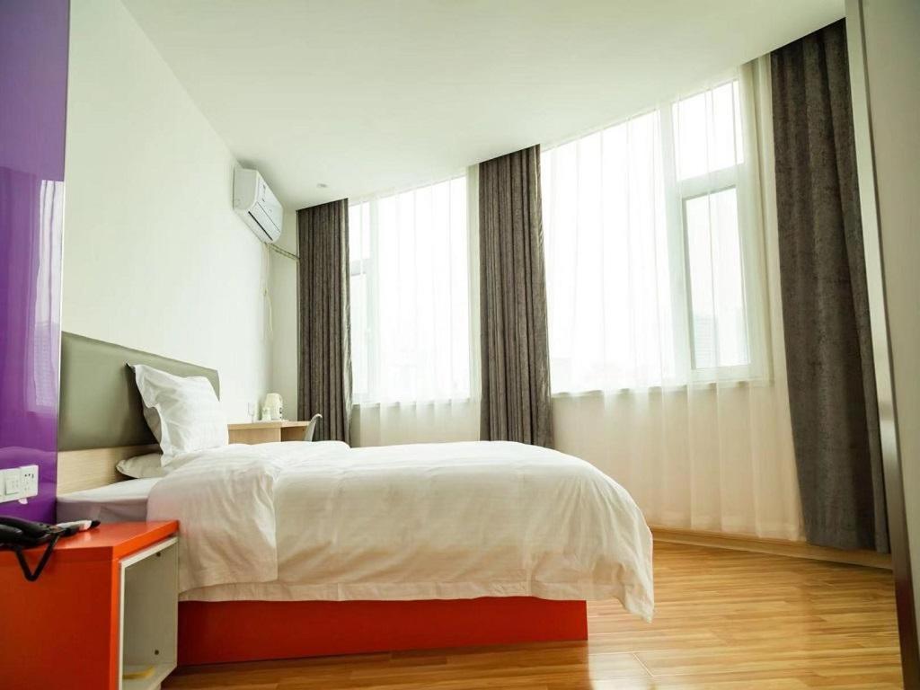 Comfortable Queen Room photo 1