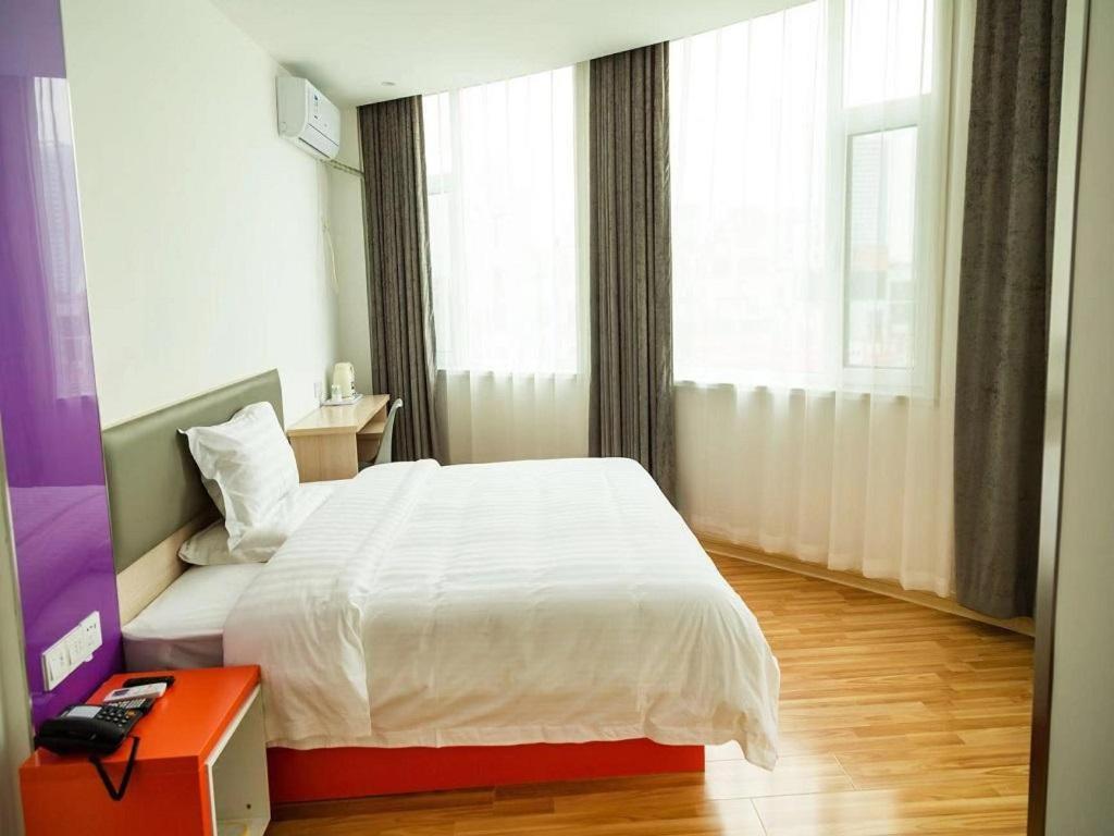 Business Queen Bed Room photo 1
