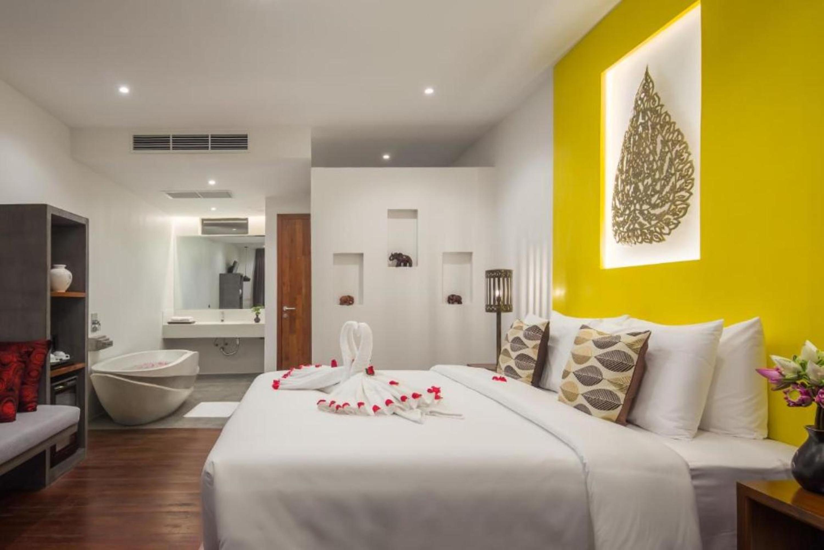 Palace Suite Room King Bed with Pool View - Photo 10