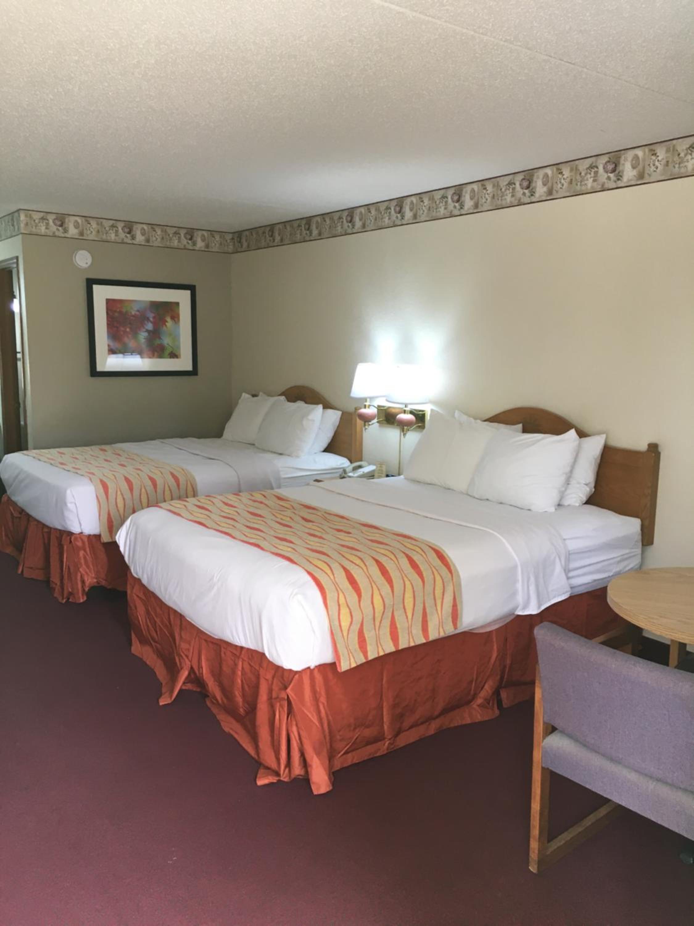 Queen Room with Two Queen Beds - Photo 4