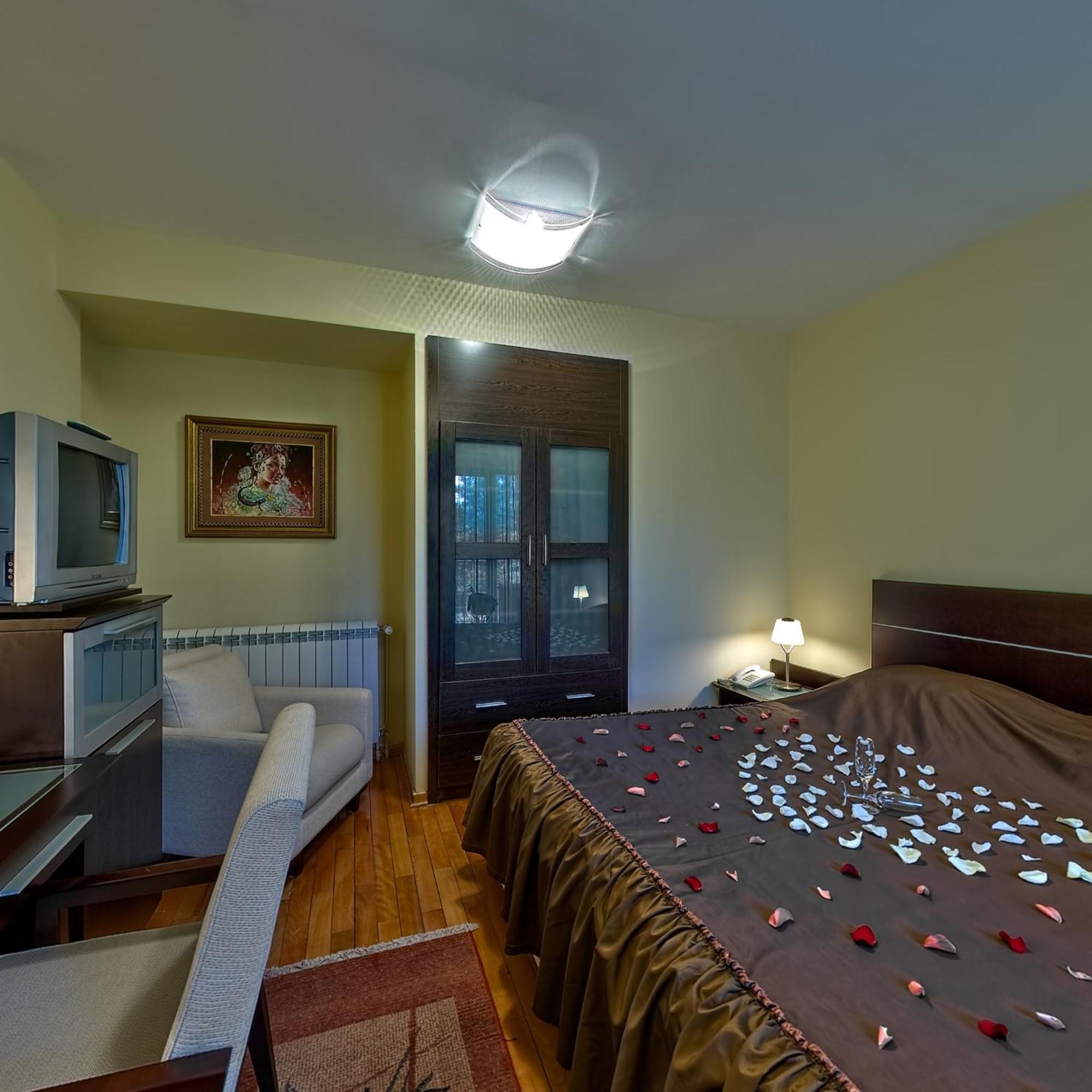 Apartment with Balcony - Photo 4