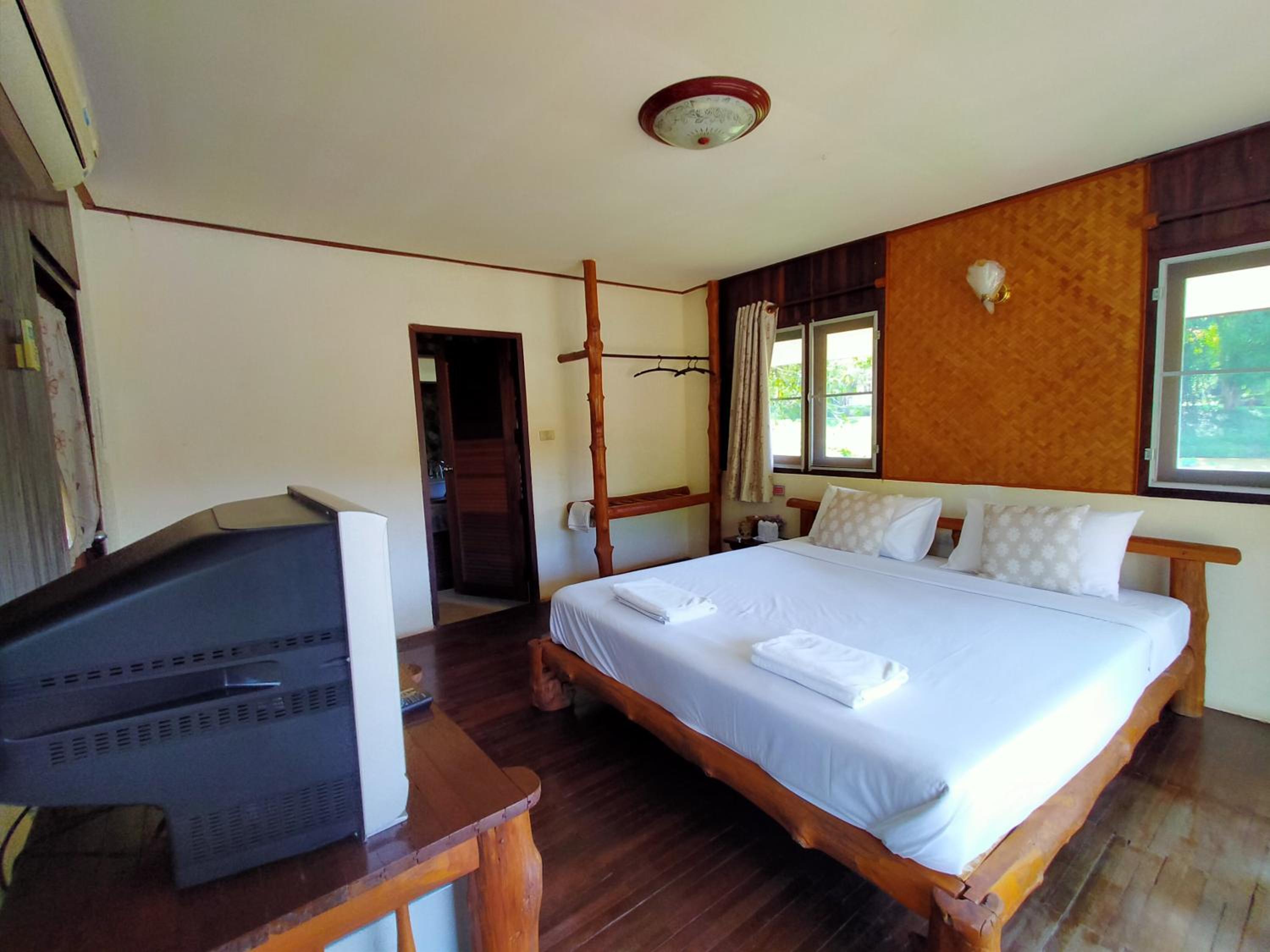 Standard Twin Room with Lake View photo 2