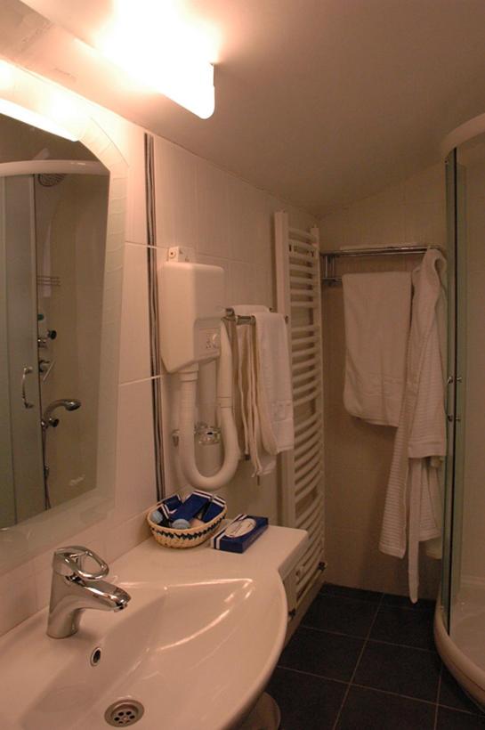 Apartment with Balcony - Photo 6