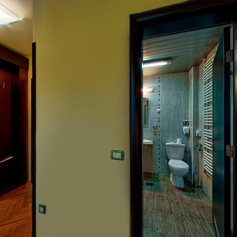 Apartment with Balcony - Photo 5