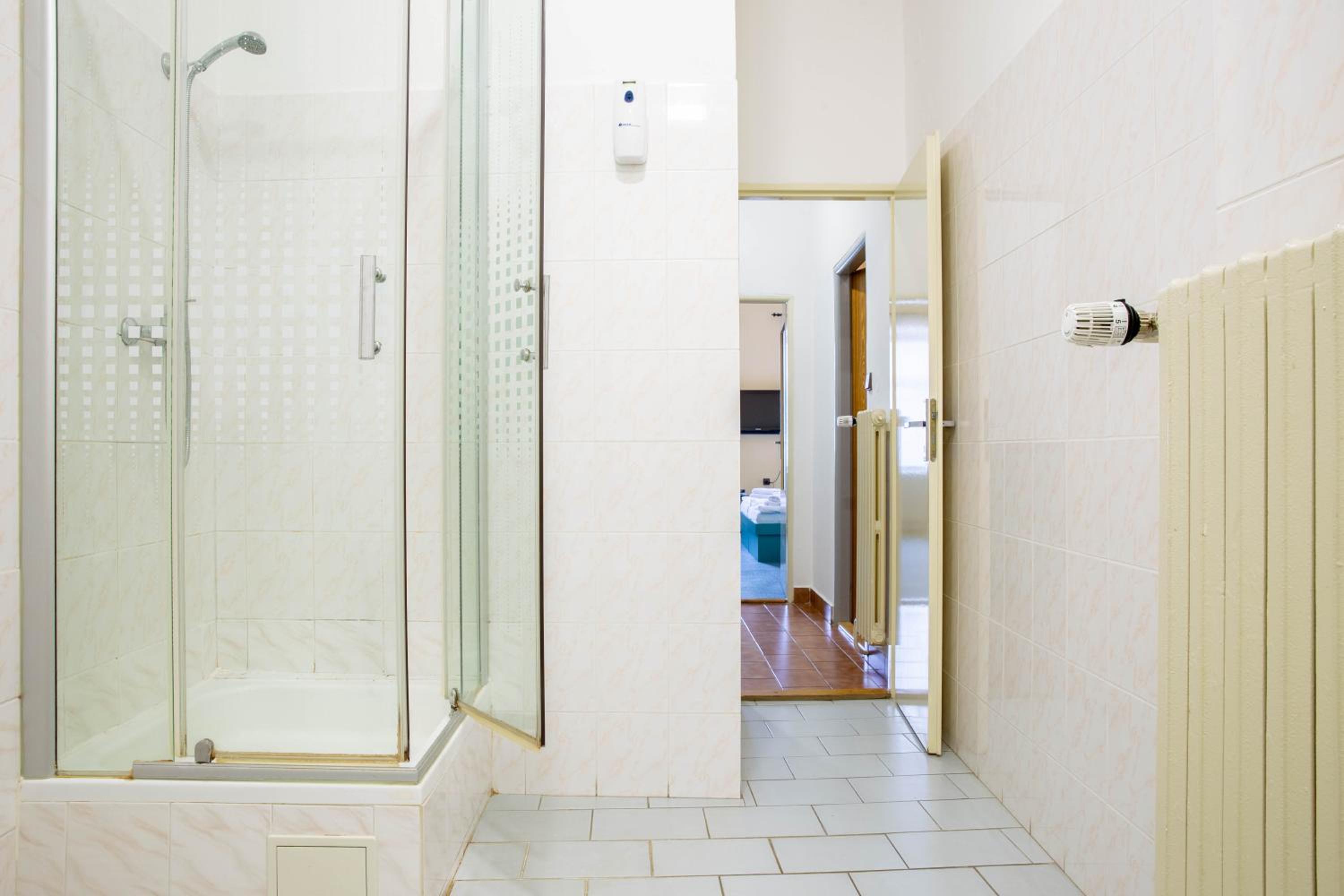 Quadruple Room with Private Bathroom - Photo 11