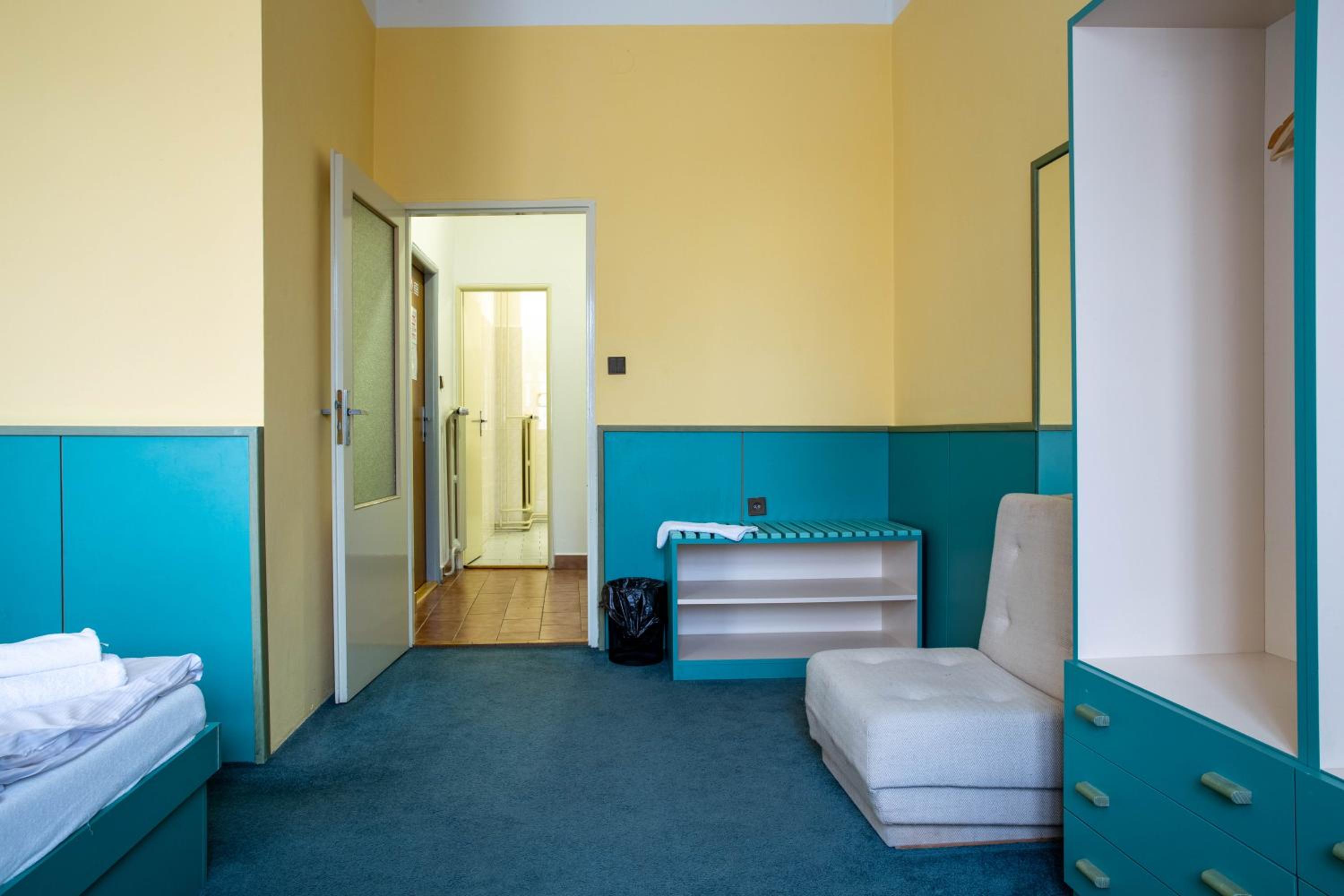 Quadruple Room with Private Bathroom - Photo 9