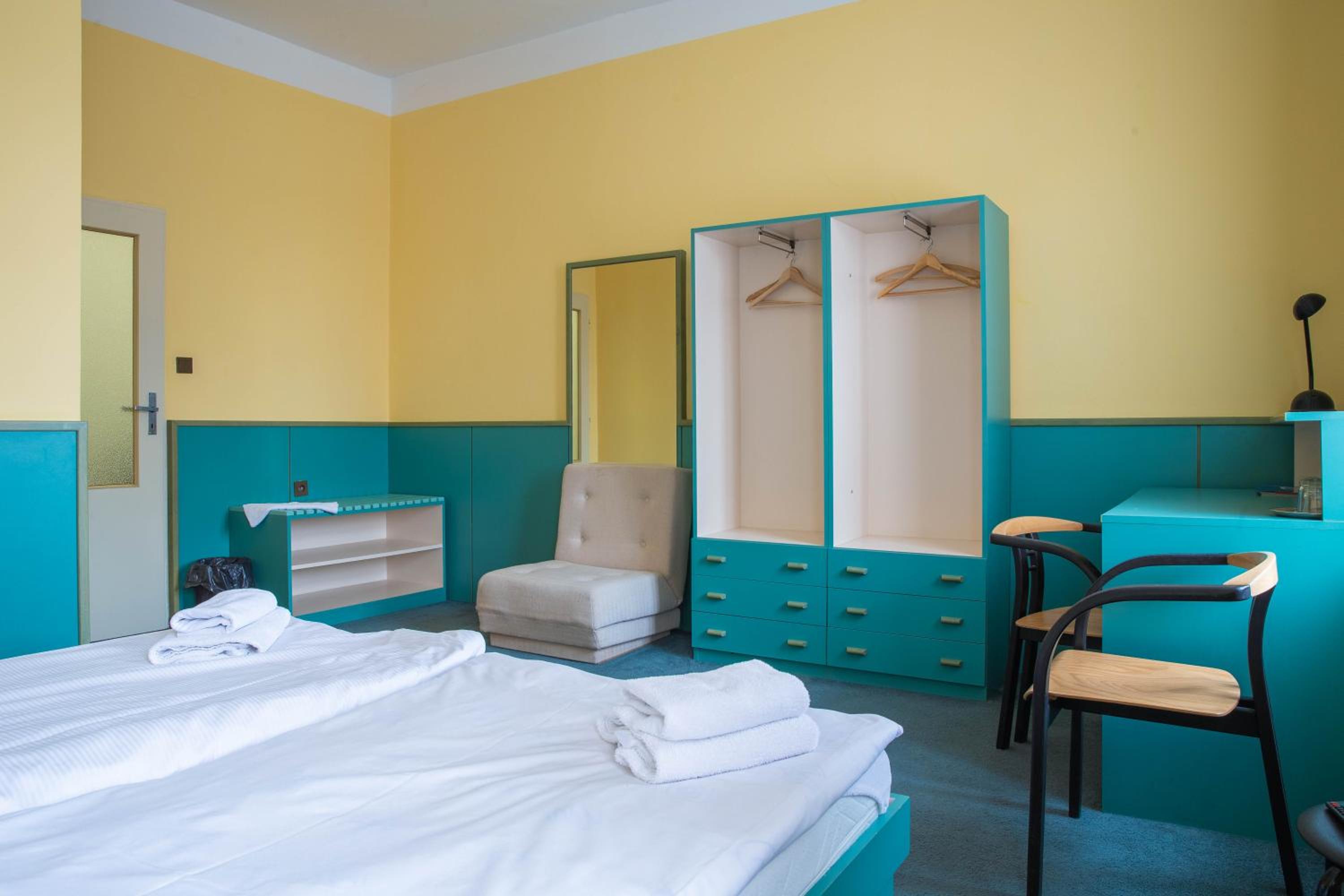 Quadruple Room with Private Bathroom - Photo 8