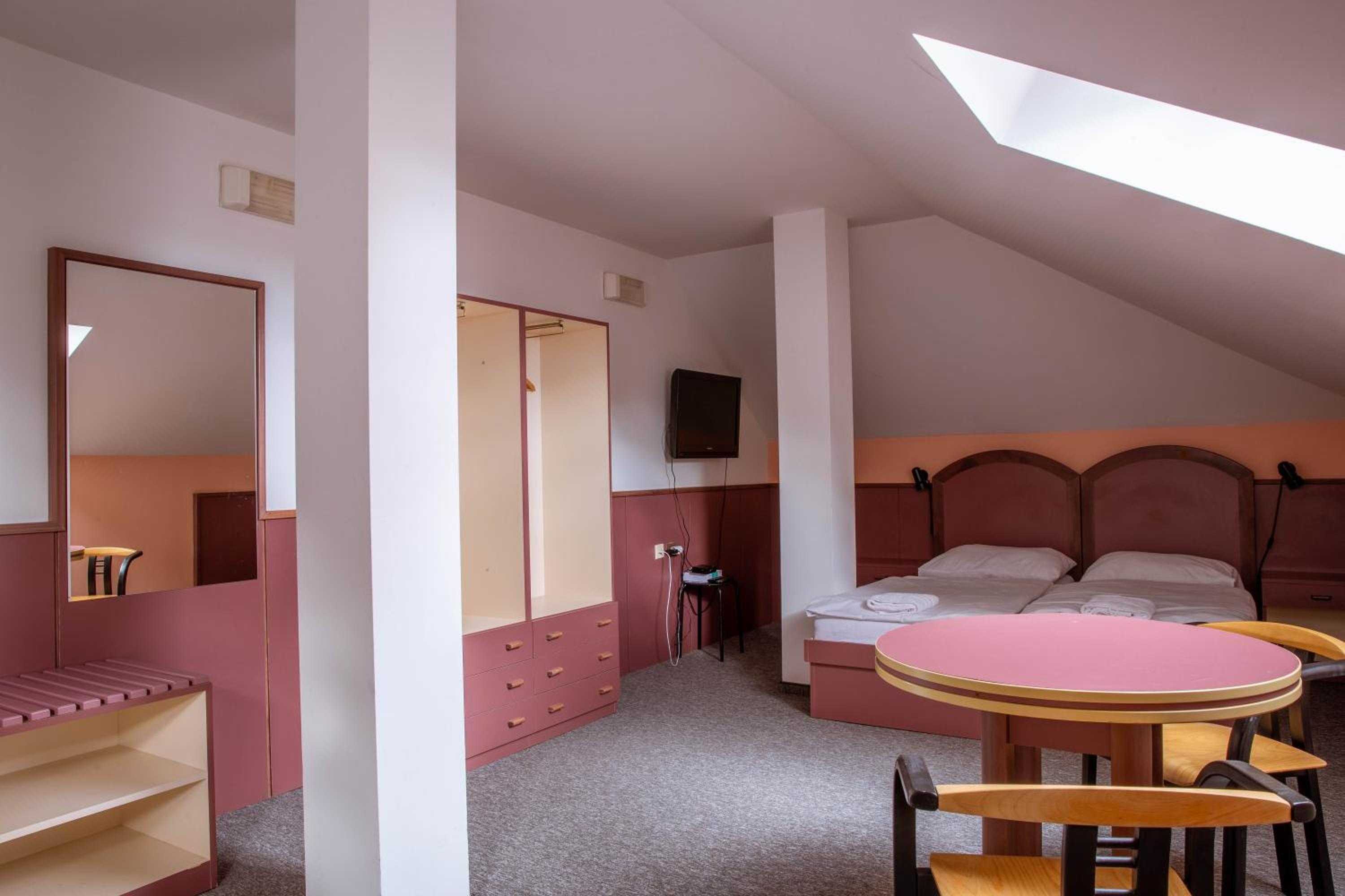 Quadruple Room with Private Bathroom - Photo 2