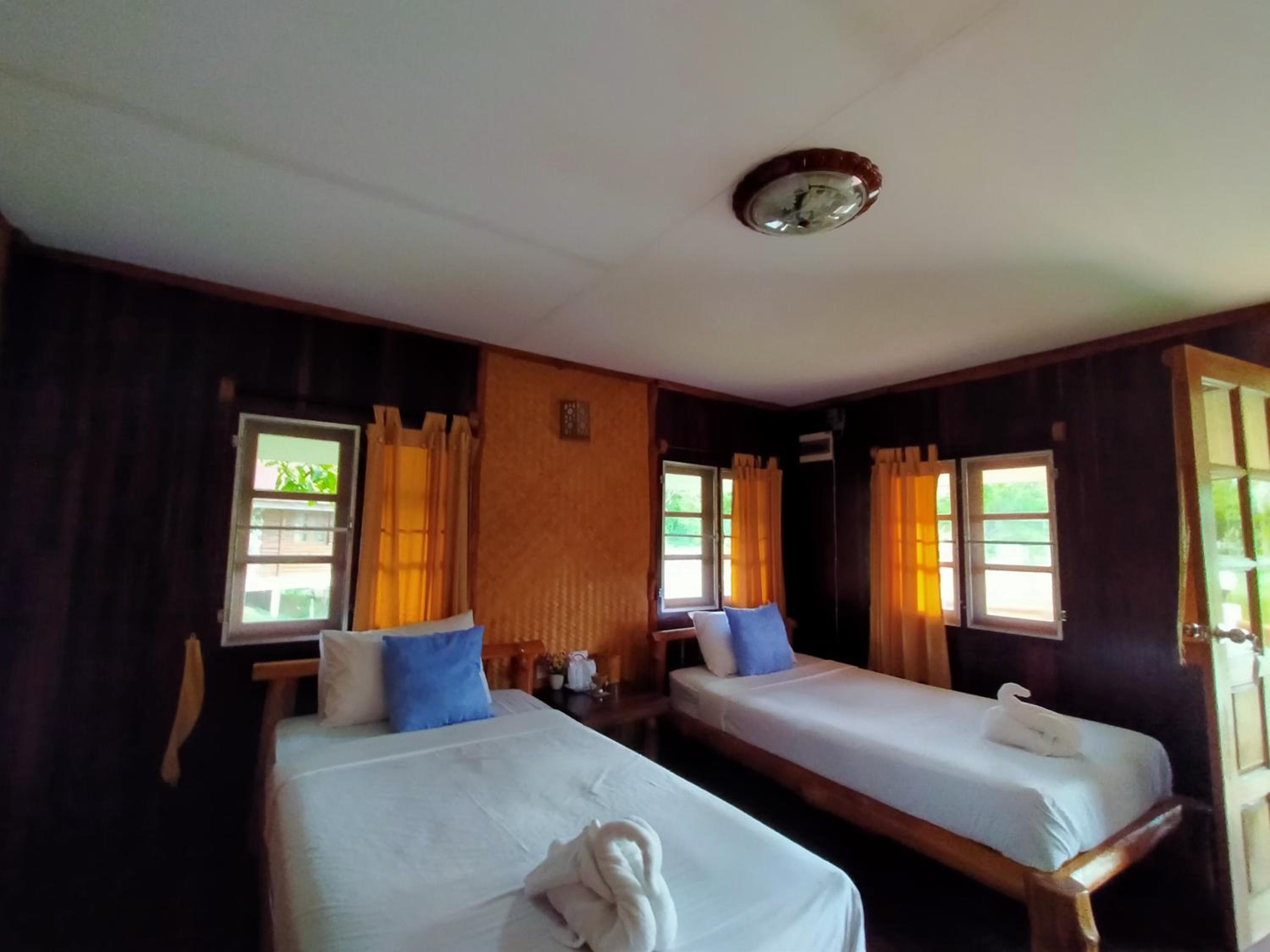Standard Twin Room with Lake View
