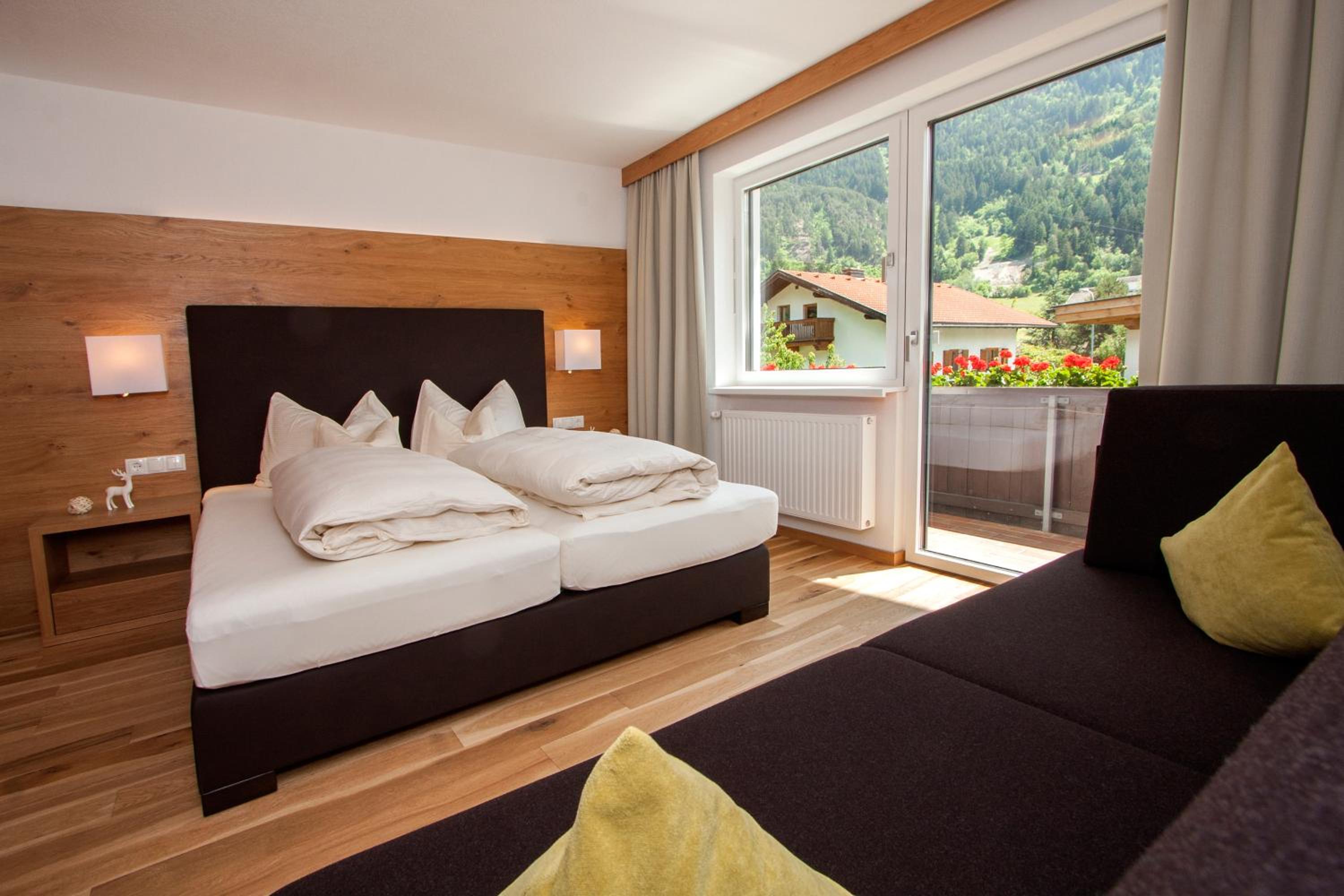 One-Bedroom Apartment with Balcony - Photo 3