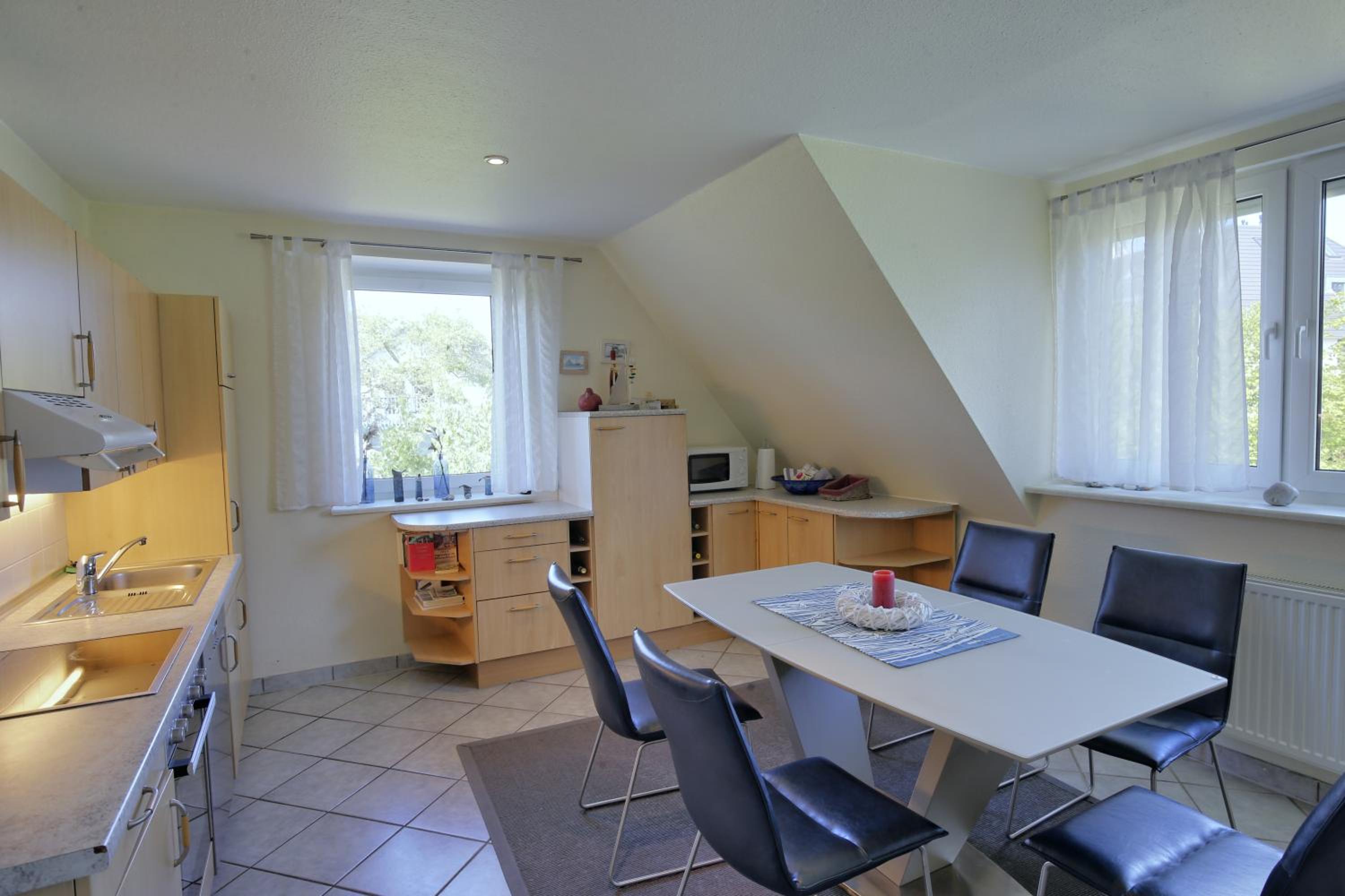 Apartment with Balcony - Photo 6