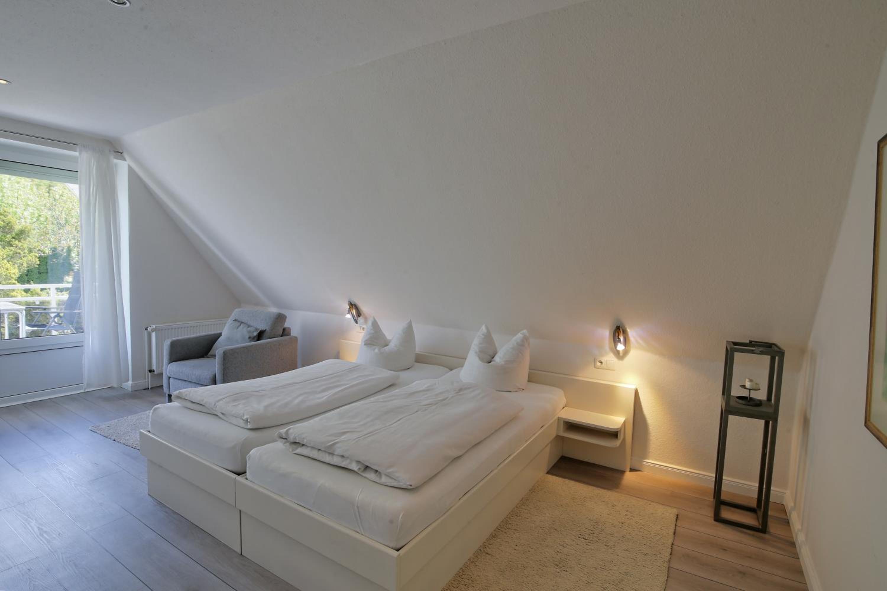 Apartment with Balcony - Photo 4