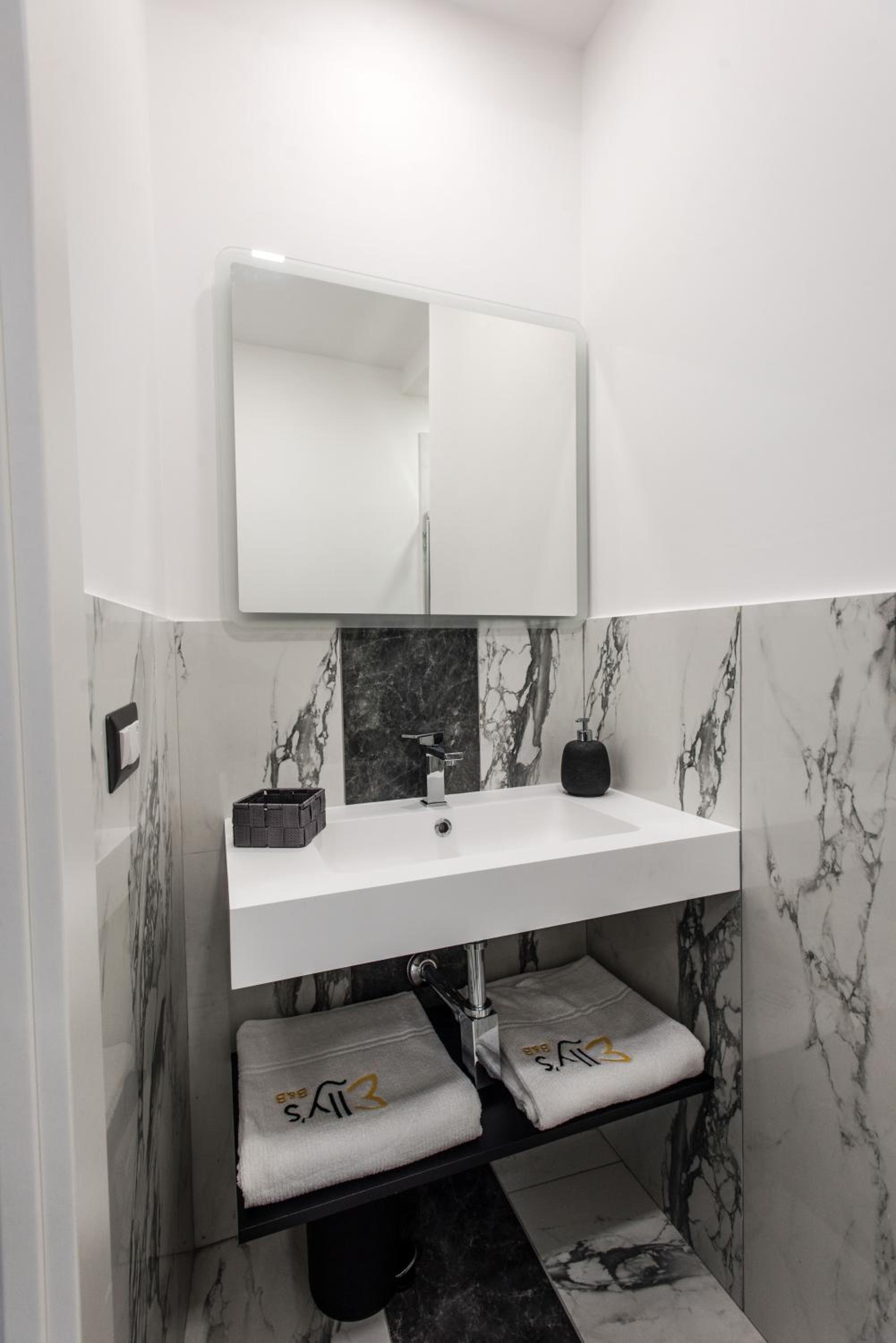 Twin Room with Private Bathroom - Photo 4