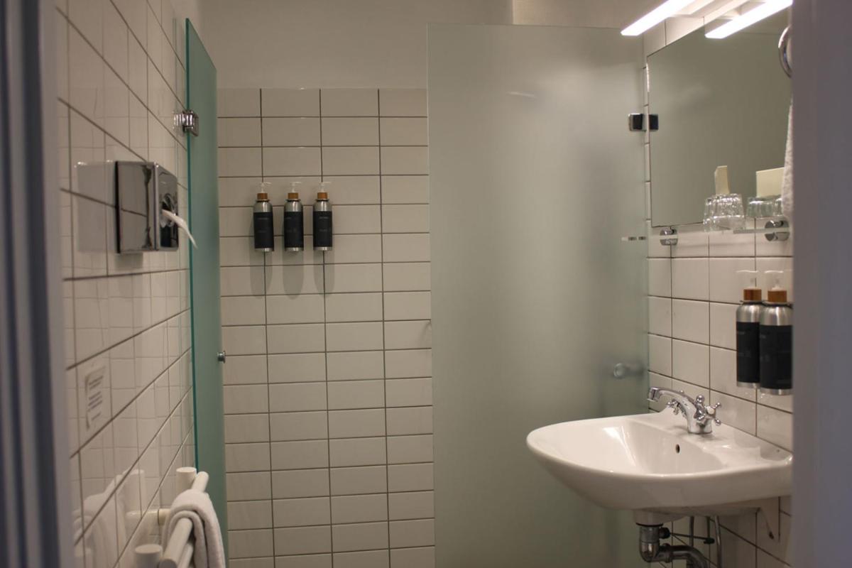 Standard Double Room - Photo 7