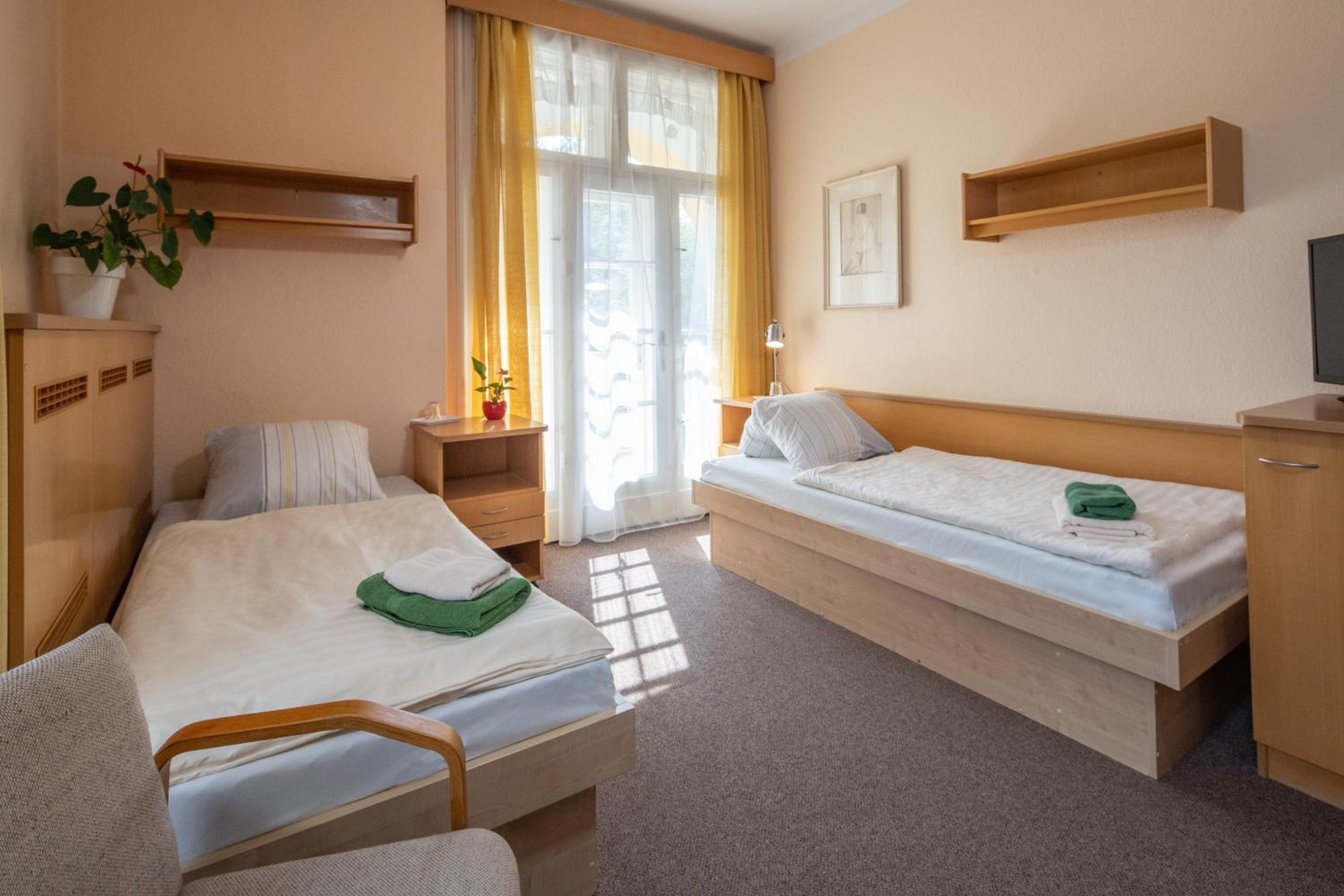 Standard Twin Room with Shared Bathroom photo 1