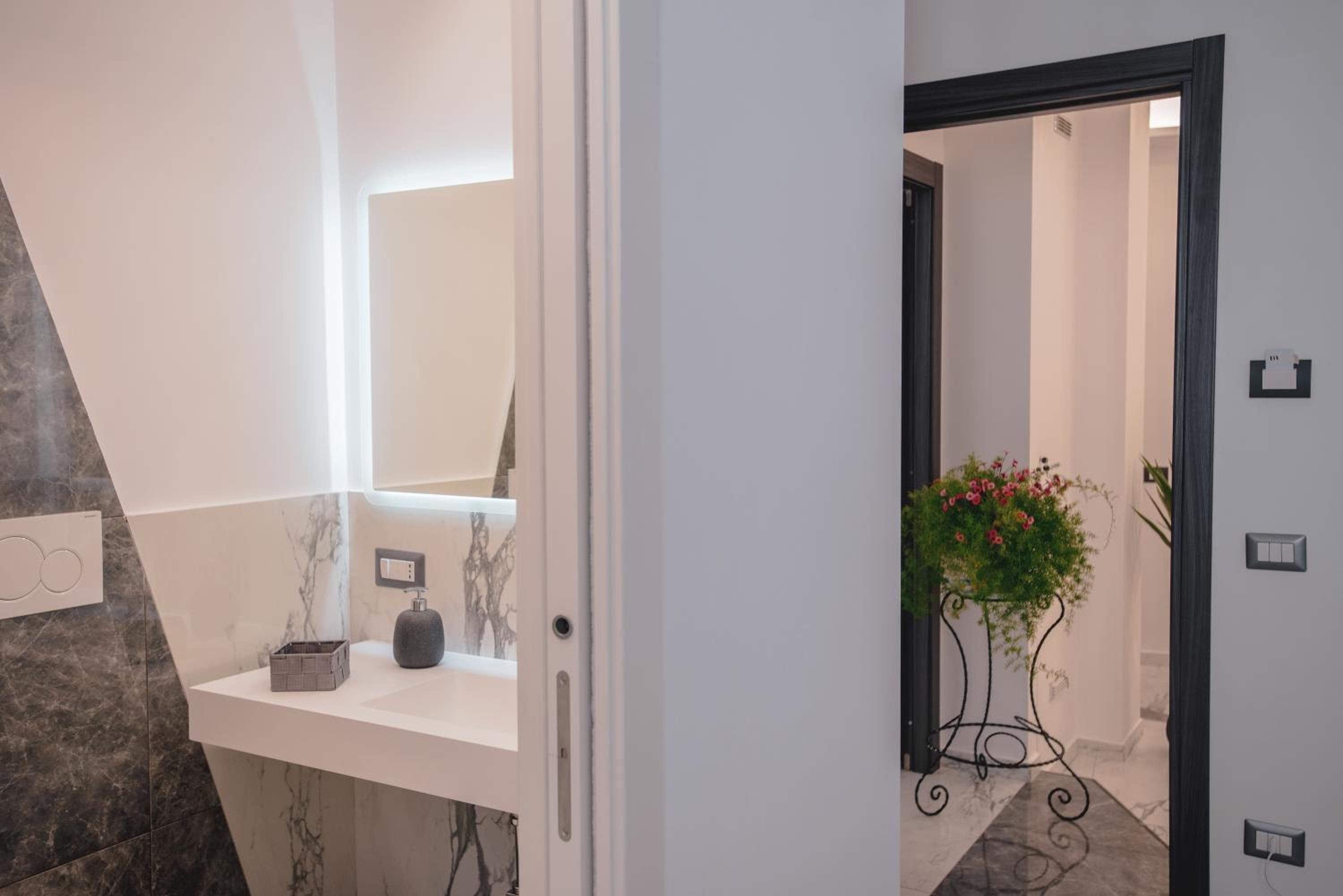 Double Room with Private Bathroom - Photo 9