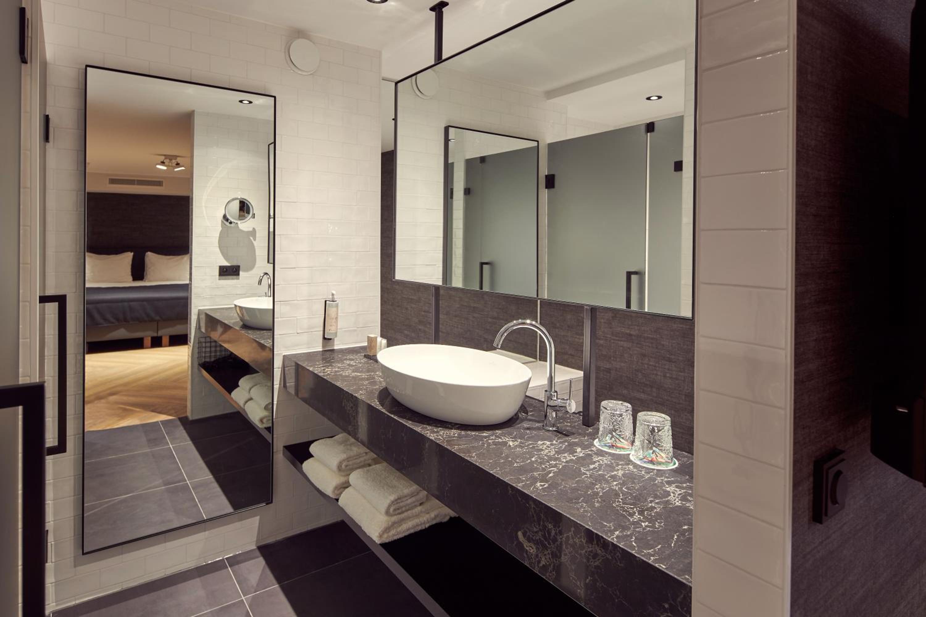 Executive Room - Photo 6