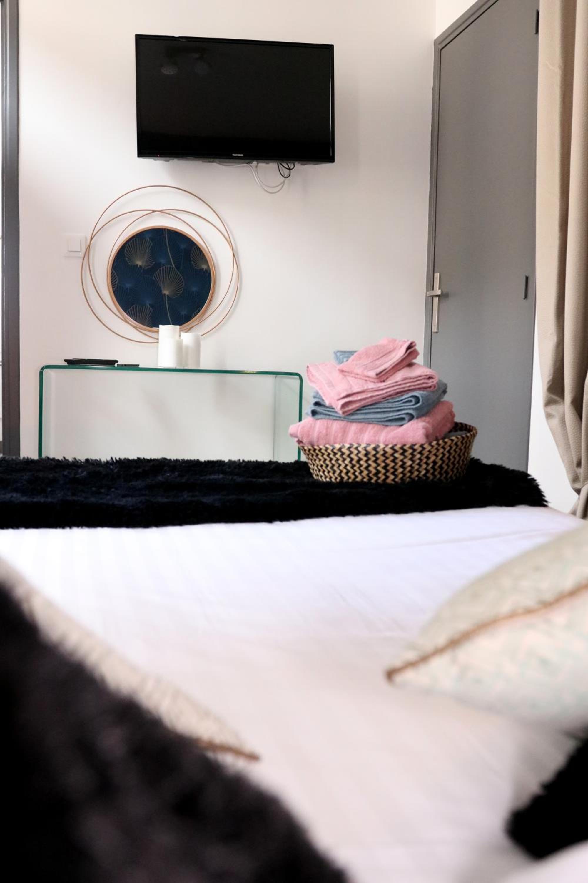 One-Bedroom Apartment - Photo 3